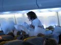 Kissenschlacht im Flugzeug