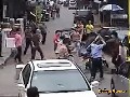 Handtaschen Räuber wird von Menschenmenge verprügelt