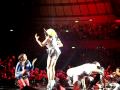 Japanischer Lady Gaga Fan stürmt die Bühne
