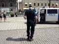 Schwedischer Polizist tanzt