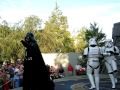 Darth Vader mit Backgroundtänzern