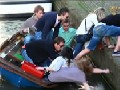 Girls fallen aus Boot