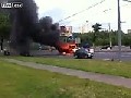 Zum Glück explodieren Autos ja nur im TV!!