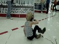 Kid tanzt im Laden))