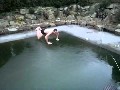Arschbombe in einen gefrorenen Pool