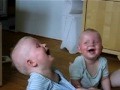 Zwillinge lachen Vater aus - twins laughing