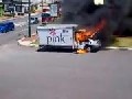 Brennendes Auto flüchtet vor Feuerwehr