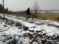 Mit dem Fahrrad über einen Fluss