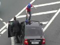 Rush Hour- Cop aufs Autodach klettern