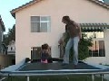 Girls springen Trampolin schrott