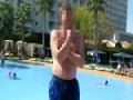 http://www.funsau.com/video/backflip-in-den-pool