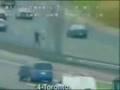 Mann spielt Frogger auf Autobahn