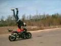 Missglückter Handstand auf Motorrad