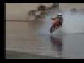 Motorrad fährt über Wasser