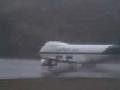 Flugzeug schießt über Landebahn hinaus