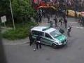 G8: Autonome zerstören Polizeiauto