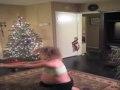 Schwangere Frau rockt vor Weihnachtsbaum