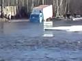 Truck vs. geflutete Straße