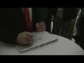 Steve Ballmer gibt auf einem Mac ein Autogramm