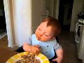 ** Baby isst Nudeln **