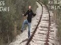 Mann wird vom Zug erfasst
