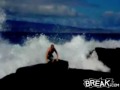 Gigantische Welle kickt Boy