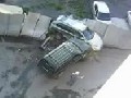 Frau zerstört Auto vom Ehemann