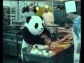 Ein Panda in der Küche