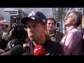 Sebastian Vettel und ein Mann der Sonnenbadet