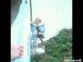 Betrunkenes Girl klettert