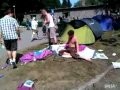 Betrunkene wollen Zelt aufbauen