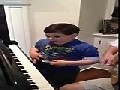 /a83231ba34-autismus-6-jahre-altes-wunderkind-spielt-piano