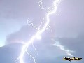 Blitz schlägt in Flugzeug ein