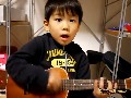 Kleiner Junge singt Jason Mraz