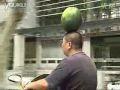 Melone auf Kopf (auf Motorroller)